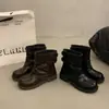 Botas marrons de sola grossa, bonitas para outono e inverno, estilo cavaleiro rad, botins curtos, mulheres, couro macio, estilo britânico, botas Martin, novo 2026, perna de calça