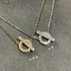 V Oro Versión Alta Nueva Cadena de Clavícula de Nariz de Cerdo Full Diamante Colgante Pequeño Q para Mujer Cadena Y de Lujo Ligero Simple Oro Rosa