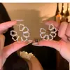 2026 Nuevos Pendientes de Tachuela Calados de Flores Personalidad Moda de Gama Alta Versátiles Pendientes Accesorios de Pendientes de Socialité para Mujer Venta al por Mayor