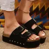 Sandalias de Tira Gruesa Estilo Birkenstock con Tachuelas para Mujer, Tallas Grandes Europeas y Americanas, Adecuadas para Uso en Exteriores, con Hebilla Metálica y Suela de Plataforma, en Stock