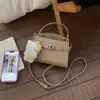 Nuevo Bolso Kelly de Nicho para Mujer Primavera 2026 con Lindo Colgante de Peluche, Bolso de Mano y Cruzado, Bolso Cuadrado Pequeño de Moda Versátil
