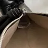 Aquí Viene el Bolso Croissant Wangle, el Bolso Más Clásico con Delicada Textura de Piel de Oveja para Mujer
