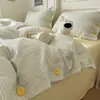 Juego de cuatro piezas estilo minimalista 100% algodón grado A estilo botón ins tejido de color rayado sábana bajera ajustada funda nórdica individual dormitorio juego de tres piezas 4
