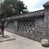 Paredes de Edifícios Antigos Estilo Chinês São Construídas com Tijolos Azuis, e as Paredes do Pátio São Pavimentadas com Tijolos Azuis Antigos em Padrão Espinha de Peixe para a Praça