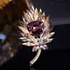 Broche de pluma de piedra preciosa de cristal de lujo, pin de solapa de traje exquisito de alta gama, accesorio versátil para vestidos de banquete, accesorio elegante de nicho