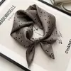 Pañuelo de Seda Hecho de Seda Genuina, Pañuelo Cuadrado Pequeño para Mujer, Adecuado para Primavera, Otoño e Invierno, Pañuelo Delgado para el Cuello para Protección del Cuello