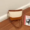Bolsa de palha trançada da moda para mulheres, nova coleção 2026, bolsa de ombro versátil com blocos de cor e design de corrente de alta qualidade para usar na transversal.