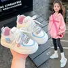 Tênis esportivo infantil, novo estilo primavera e outono 2025, tênis de lona para meninas com sola macia, tênis branco para estudantes, estilo cartoon, tênis casual da moda.