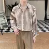 Camisa de manga larga a rayas para primavera y otoño, moderna y elegante para hombre, con un ambiente fresco y artístico, casual y cómoda, estilo japonés, y que irradia un aura relajada y elegante.