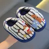 Pantuflas de algodón para niños de invierno, unisex, cálidas y forradas de felpa, adecuadas para usar en interiores, con un lindo diseño de cachorro y estilo de talón cerrado.