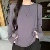 K2615 camiseta básica de gola redonda, estilo solto e relaxado, cuidadosamente selecionada para mulheres, outono e inverno, com punhos contrastantes e detalhes de botões