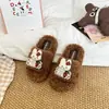 Ornamento Pendente Fofo de Gato KT para Meninas Chinelos Felpudos 2026 Outono/Inverno Novo Estilo para Exterior/Interior Chinelos de Algodão com Tira Única de Princesa