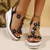 Sandalias transfronterizas de suela gruesa para mujer, moda de verano estilo exportación, tallas grandes, sandalias de tacón de cuña de moda con adornos florales y de pedrería, tallas 36-43