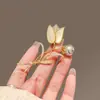 Broche Flor de Tulipán Mori de Alta Gama para Mujer Pin Elegante de Lujo Ligero Corsage de Perlas Accesorios para Ropa Regalo de Nicho
