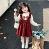 Nova coleção outono/inverno 2026 para meninas estilo coreano: vestido de tricô moderno com detalhes de pérolas, roupas infantis chiques estilo princesa