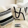 Sofá moderno minimalista con cojines estilo ins en blanco y negro, patrón de cebra de lujo ligero, adecuado para sala de estar, mesita de noche y casa de huéspedes, funda de almohada vintage para ventanal