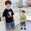 Conjunto de Manga Corta para Niños 2026 Nuevo Atuendo de Verano Estilo Coreano Camiseta de Dibujos Animados Pantalones Cortos de Mezclilla Bebé Delgado Conjunto de Dos Piezas Moderno