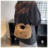 2023 Nova Bolsa Peluda Feminina da Moda Outono e Inverno Bolsa Versátil de Ombro Transversal Bolsa de Pelúcia Popular Corrente
