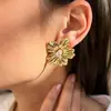 Accesorios transfronterizos europeos y americanos: Pendientes sencillos y elegantes estilo ins de flor y corazón, versátiles pendientes metálicos de estrella de mar lisa de lava