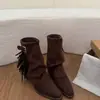 Botas curtas de camurça europeias e americanas com um toque Maillard para mulheres, novas botas de moda versáteis para o outono e inverno de 2026, sapatos de bico fino, botas abaixo do joelho