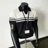 Camisa polo masculina de tricô, uma peça luxuosa e sofisticada para o uso business casual, apresentando um design vazado, tecido respirável e um estilo de manga curta com gola.