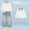 Conjunto de dos piezas para niñas: top de manga larga con cuello polo de cuadros versátil, elegante y moderno, empalmado con jeans con estampado de conejo de dibujos animados
