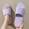 Chinelos Femininos com Sensação de Pisando nas Nuvens, Novo Modelo Verão 2026, Sandálias Antiderrapantes e Antiodor para Casa/Banheiro Interno para Mulheres
