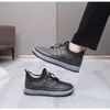 Nuevo estilo transfronterizo 2026, diseño minimalista, parte superior de cuero de alta calidad, botas de invierno con hebilla y cierre elástico, zapatos de algodón para hombre con forro grueso y afelpado