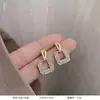 Versão coreana estilo TikTok de brincos de pérola populares para mulheres, luxo leve com sensação de alta qualidade, brincos versáteis de nicho, acessórios de orelha elegantes e modernos