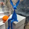 Ornamento criativo de coelho de orelhas compridas, famoso na internet, para sala de estar, móvel de TV, recepção de hotel e decoração de mesa.