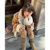 O Novo Modelo de Inverno 2025 do Designer Coreano Fl*Tta é um Casaco Reversível Integrado de Couro e Pele