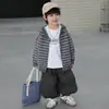 Conjunto de Ropa de Otoño para Niños 2026 Nuevo Estilo Coreano Chico Genial Conjunto de Tres Piezas con Cárdigan de Punto, Chaqueta y Sudadera para Niños