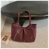 Bolsa tote nicho retrô europeia e americana para mulheres, início do outono de 2026, grande capacidade, bolsa versátil de ombro e sob o braço com estilo pós-apocalíptico