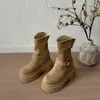 2026 Botas Decorativas de Cano Médio Camurça Femininas Emagrecedoras Salto Grosso Estilo Europeu e Americano Sola Grossa Aumenta Altura Botas da Moda Novo Design de Fivela Outono/Inverno