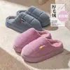 Chinelos de algodão fechados no calcanhar para homem, tamanho grande, novo modelo de inverno 2026, adequados para uso externo, antiderrapantes, uso doméstico, sapatos de algodão quentes com sola grossa para mulher