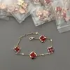 V Dourado 3.0 Banhado a 18K, Luxo Leve e Sensação de Alto Padrão, Pulseira de Trevo de Quatro Folhas com Concha Branca para Mulheres, Madrepérola Natural, Elegante e Fashion