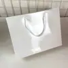 Bolsa de papel en stock patrón de cocodrilo negro bolso de mano para ropa bolsa de regalo marca grande bolsa para ropa de hombre y mujer bolsa de compras grande