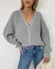 Suéteres de tricô para comércio exterior transfronteiriço europeu e americano, blusas de tricô elegantes de gola V de botões únicos em cor sólida, peças de outer wear soltas e versáteis