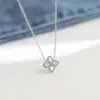 Collar Retro Europeo y Americano de Gota de Agua Flor de Cuatro Hojas Madreperla Acero de Titanio para Mujer, Cadena para Clavícula de Moda de Lujo Ligero, Accesorio Versátil