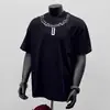 2025 Nova Camiseta Masculina de Verão Moderna Bonita de Manga Curta Americana Personalizada Estampada Gola Redonda Slim Versátil Camiseta de Meia Manga para Homens