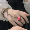 Pulsera de encaje con cadena de flor de rosa negra, inspirada en lo vintage, de alta gama - un diseño lujoso y único que combina una pulsera y un anillo