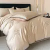 Conjunto de cama de quatro peças em renda de alta qualidade com uma sensação de luxo leve e sofisticada, capa de edredom bordada, lençol de baixo escovado e capa de edredom, adequado para todas as estações.