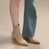 Botines de gamuza color nude con corte diagonal para mujer, tacón grueso, nueva colección otoño/invierno 2026, zapatos de punta para mujer, tacones altos, botas estilizadas estilo coreano, a la moda