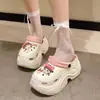 Calzado Exterior Grueso de Dibujos Animados con Suela Gruesa Zapatos Cueva Tacón Súper Alto para Mujer 9.5CM Vestido de Verano Chanclas Baotou de Playa