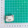 26 Muñecos de Algodón Rellenos de Tela Nuevos Gato KT Pingüino Broche Ropa Sombreros Zapatos Calcetines Decoración Bolso Accesorios para el Cabello Accesorios