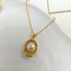 Pendientes Huecos Retro Estilo Palacio Chapados en Oro de 18 Quilates con Perlas Naturales para Mujer, Set de Pendientes Geométricos de Nicho de Lujo Ligero