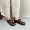 2026 Novo Estilo Sapatos de Couro com Cadarço, Bico Quadrado, Salto Baixo, Planos para Mulheres, Couro Genuíno, Couro Amassado, Sola Macia, Estilo Retrô, Sapatos de Corte Profundo