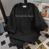 Camiseta Feminina de Manga Curta com Estampa de Graffiti e Letras, Design Nicho Retrô Americano, Verão 2025, Top Soltinho Casual