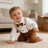Ropa para Bebé Traje de Caballero 2026 Primavera Nuevo Estilo Camisa de Manga Larga para Bebé con Corbata de Moño y Conjunto de Peto Venta al por Mayor