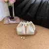 Bolso Pequeño Cruzado Cadena de Perlas Suave Estilo Coreano para Mujer Bolso Cubo con Cordón Grabado Textura Simple Bolso de Hombro Versátil